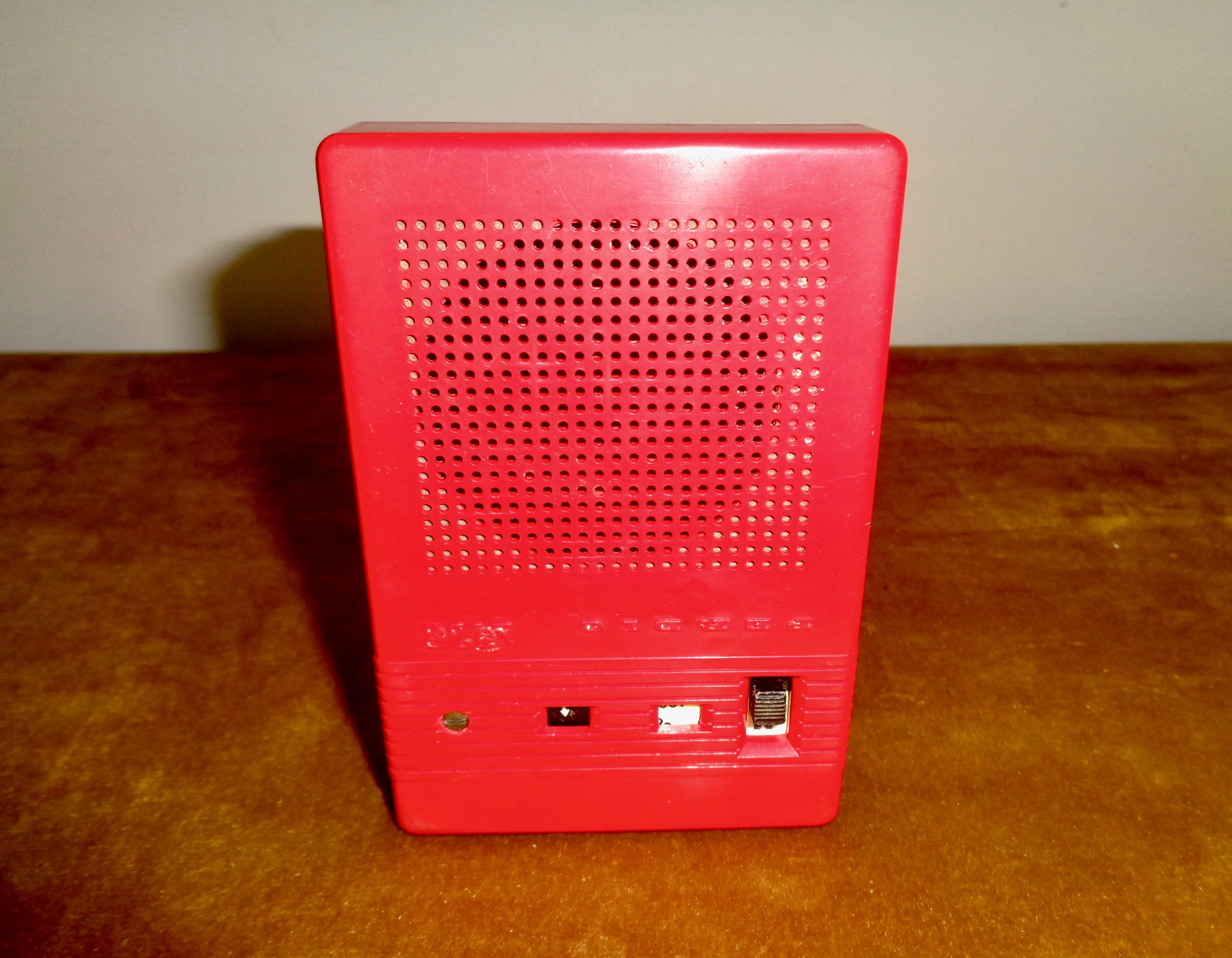 1960s Perdio Mini Six PR24 Pocket Transistor Radio In Red And White Plastic