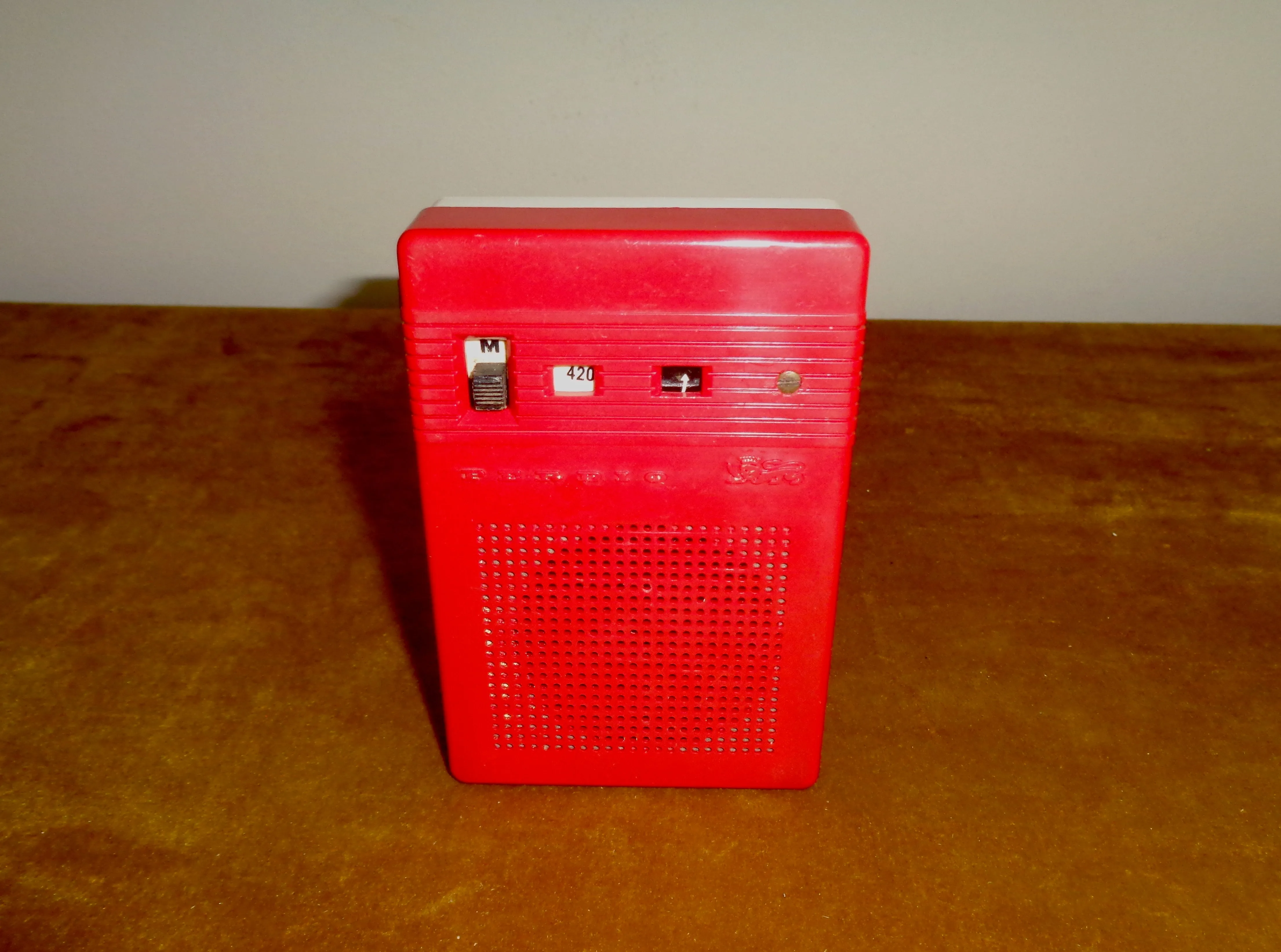 1960s Perdio Mini Six PR24 Pocket Transistor Radio In Red And White Plastic