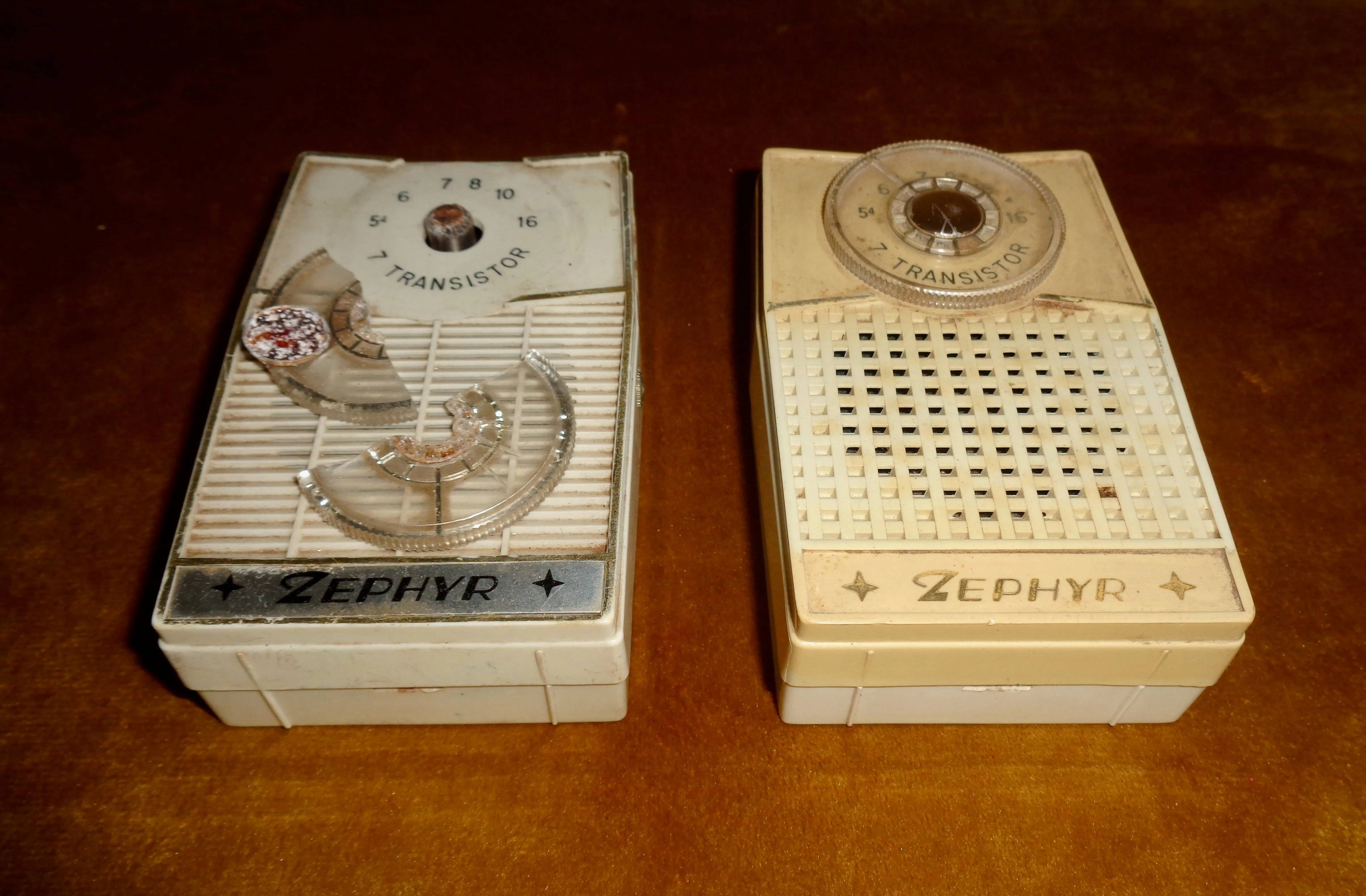 Pair of White Zephyr Model 730 Pocket Transistor Radios For Spares / Repairs