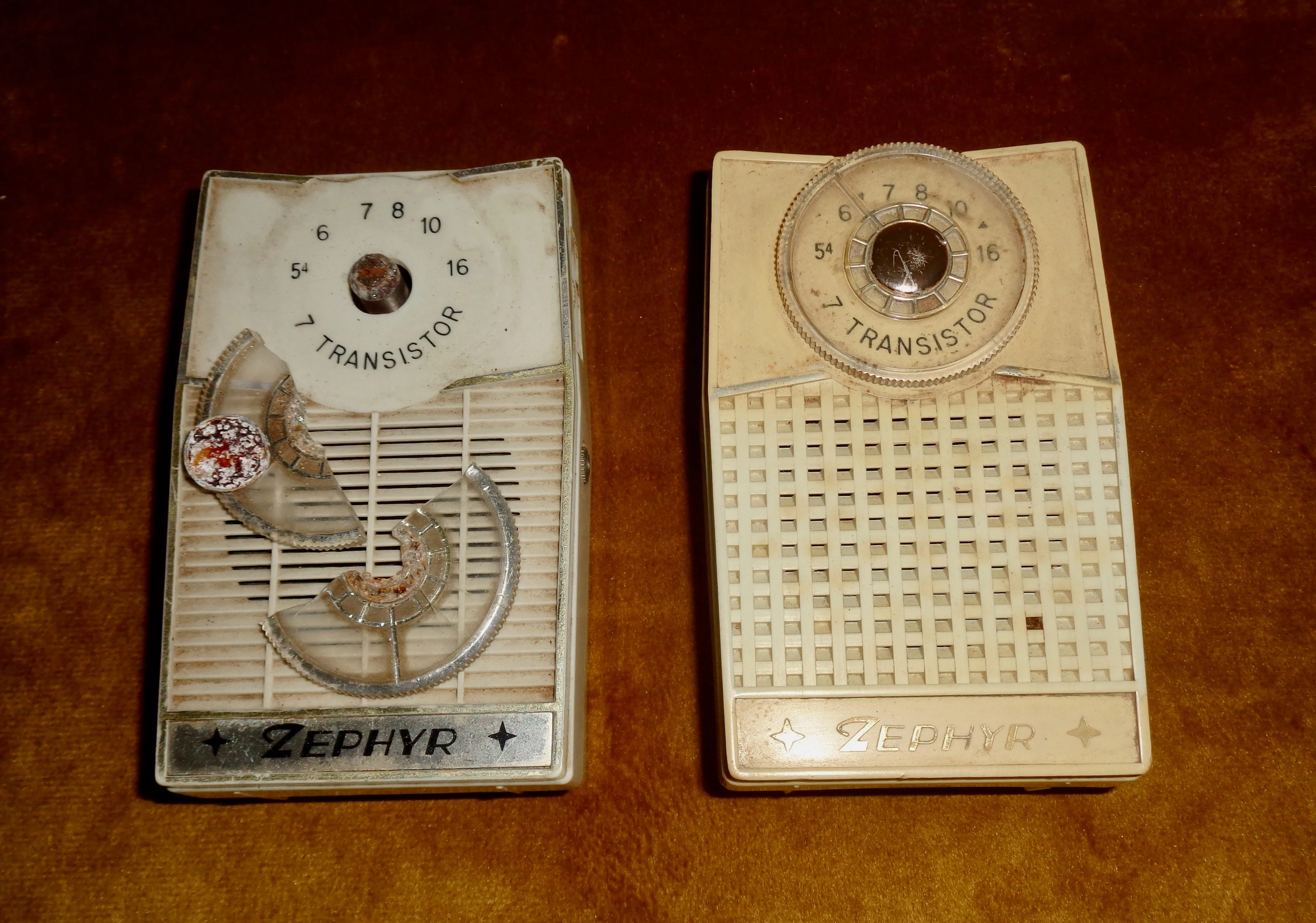 Pair of White Zephyr Model 730 Pocket Transistor Radios For Spares / Repairs