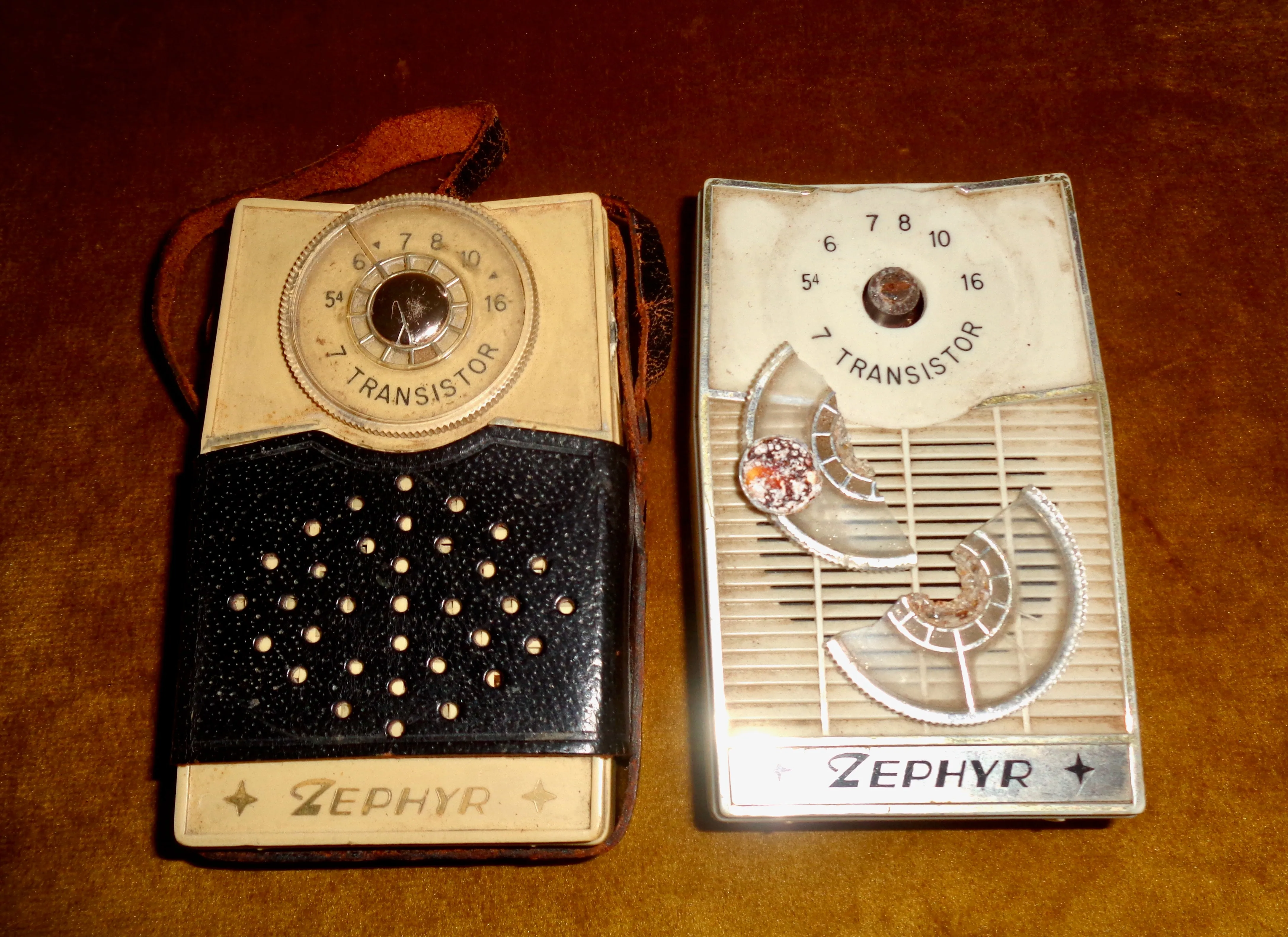 Pair of White Zephyr Model 730 Pocket Transistor Radios For Spares / Repairs